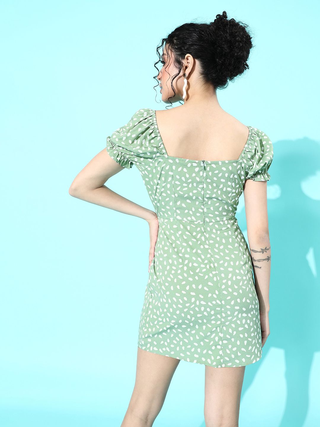 Berrylush Women Green & White Abstract Tie-Up Neck Bodycon Mini Dress