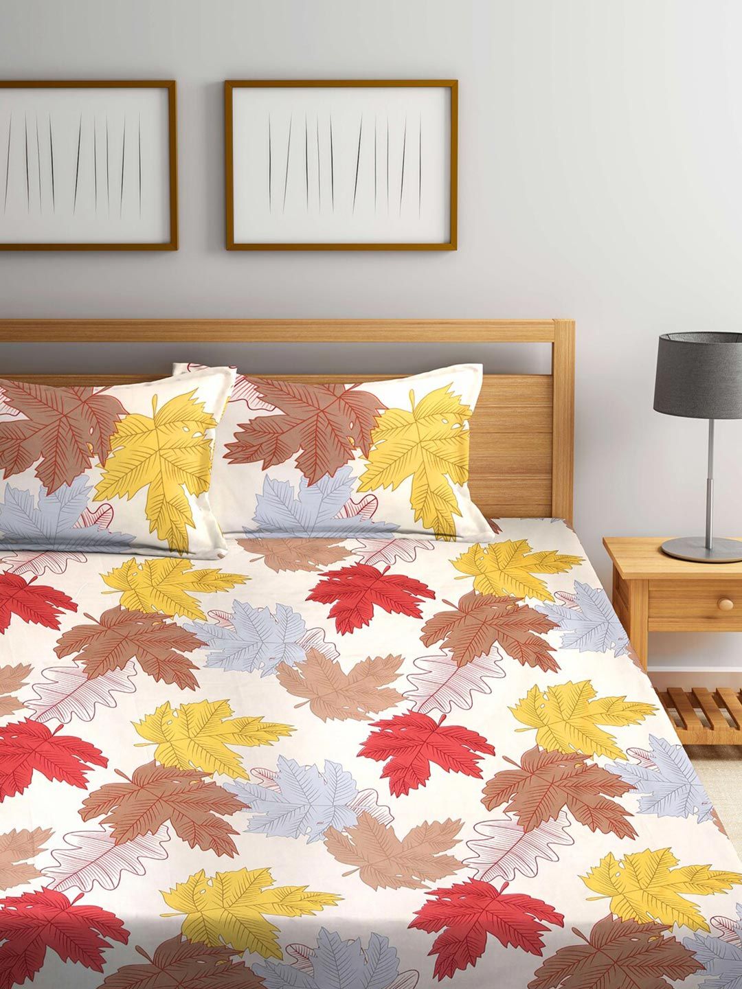 Pek KLOTTHE 2 Cadar Katil King 300 TC Geometri Putih & Merah dengan 4 Sarung Bantal