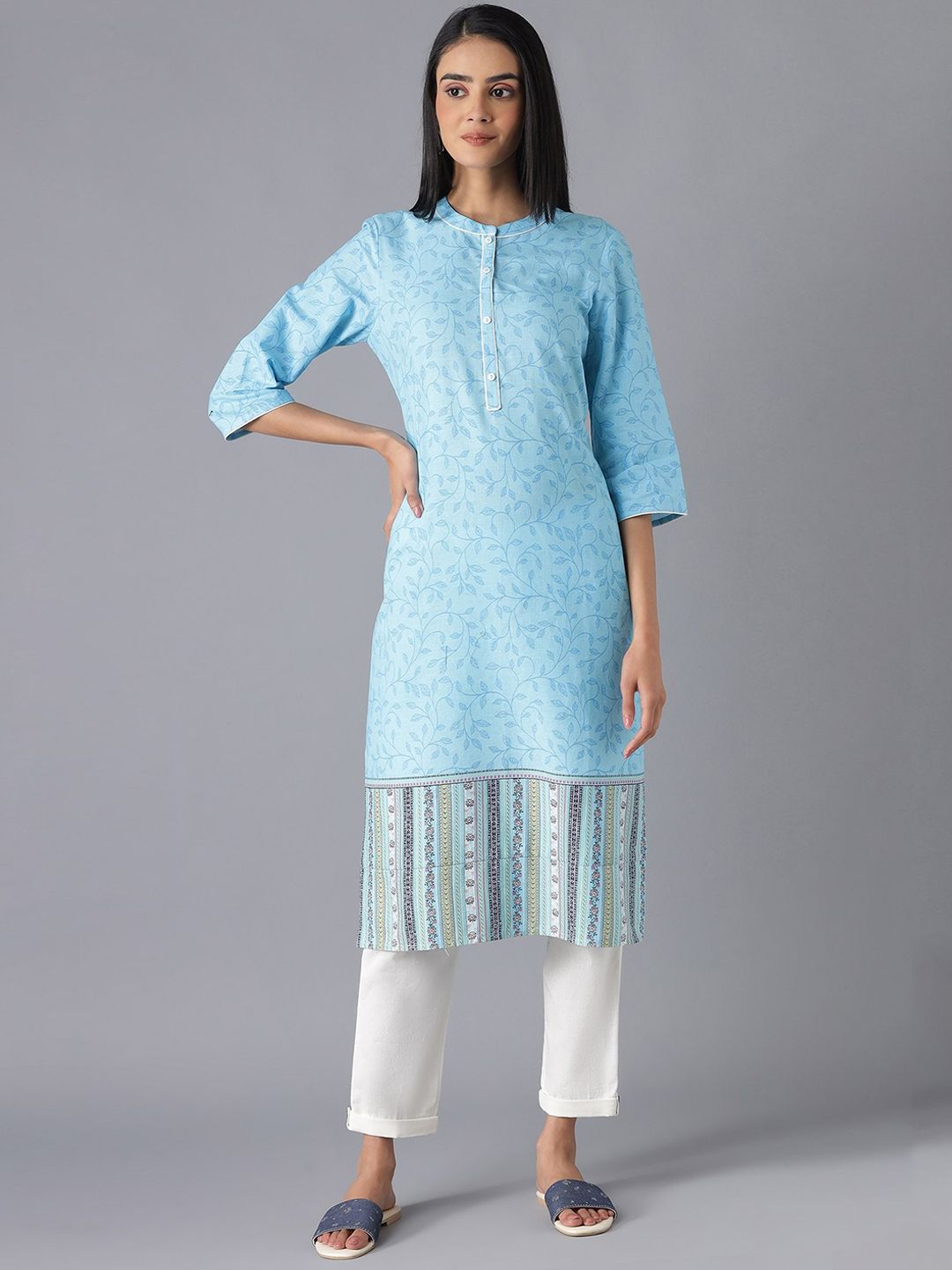 AURELIA Women Blue & White Floral Printed Kurta with Trousers