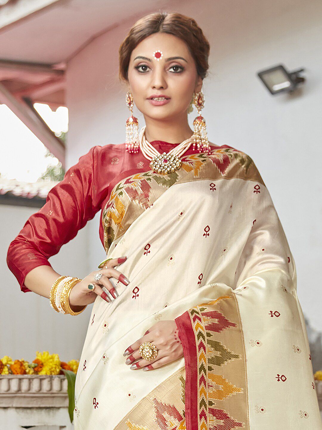 Saree mall Off White & Red Floral Zari Silk Blend Banarasi Sarees