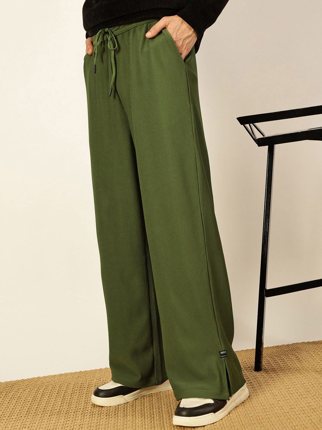 Thomas Scott Men Mid-Rise Loose Fit Parallel Trousers