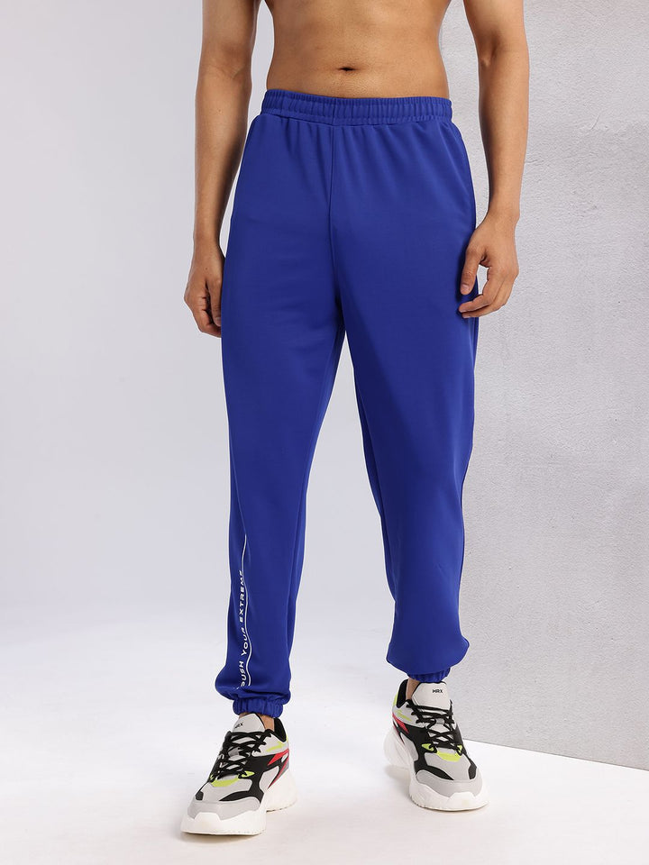 HRX oleh Hrithik Roshan Men Typography Cetak Perincian Mid-Rise Rapid-Dry Joggers