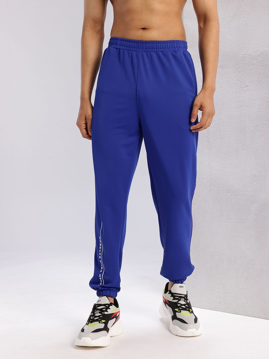 HRX oleh Hrithik Roshan Men Typography Cetak Perincian Mid-Rise Rapid-Dry Joggers