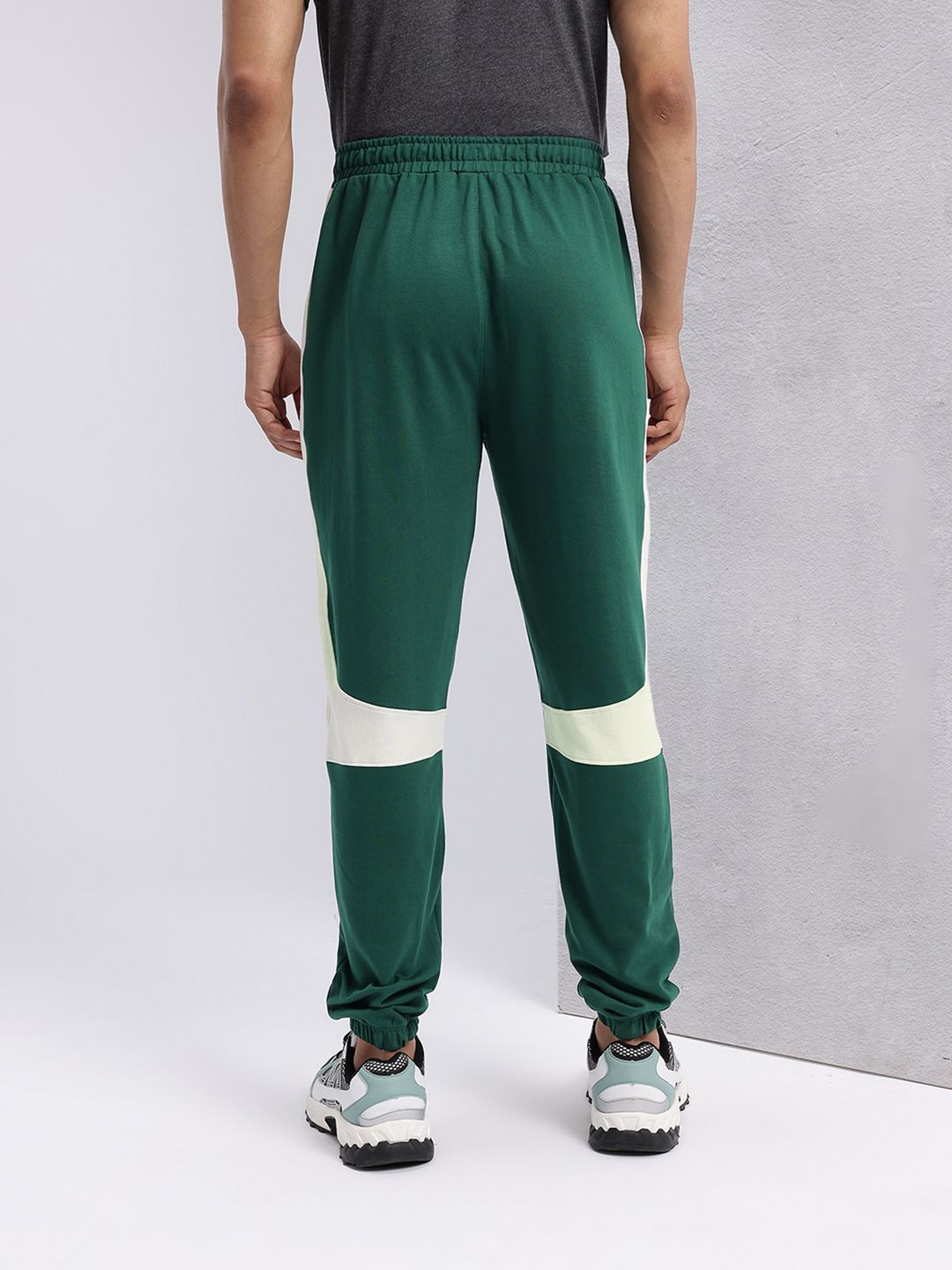 HRX by Hrithik Roshan Men Colorblocked Mid-Rise Regular Fit Lifestyle Joggers
