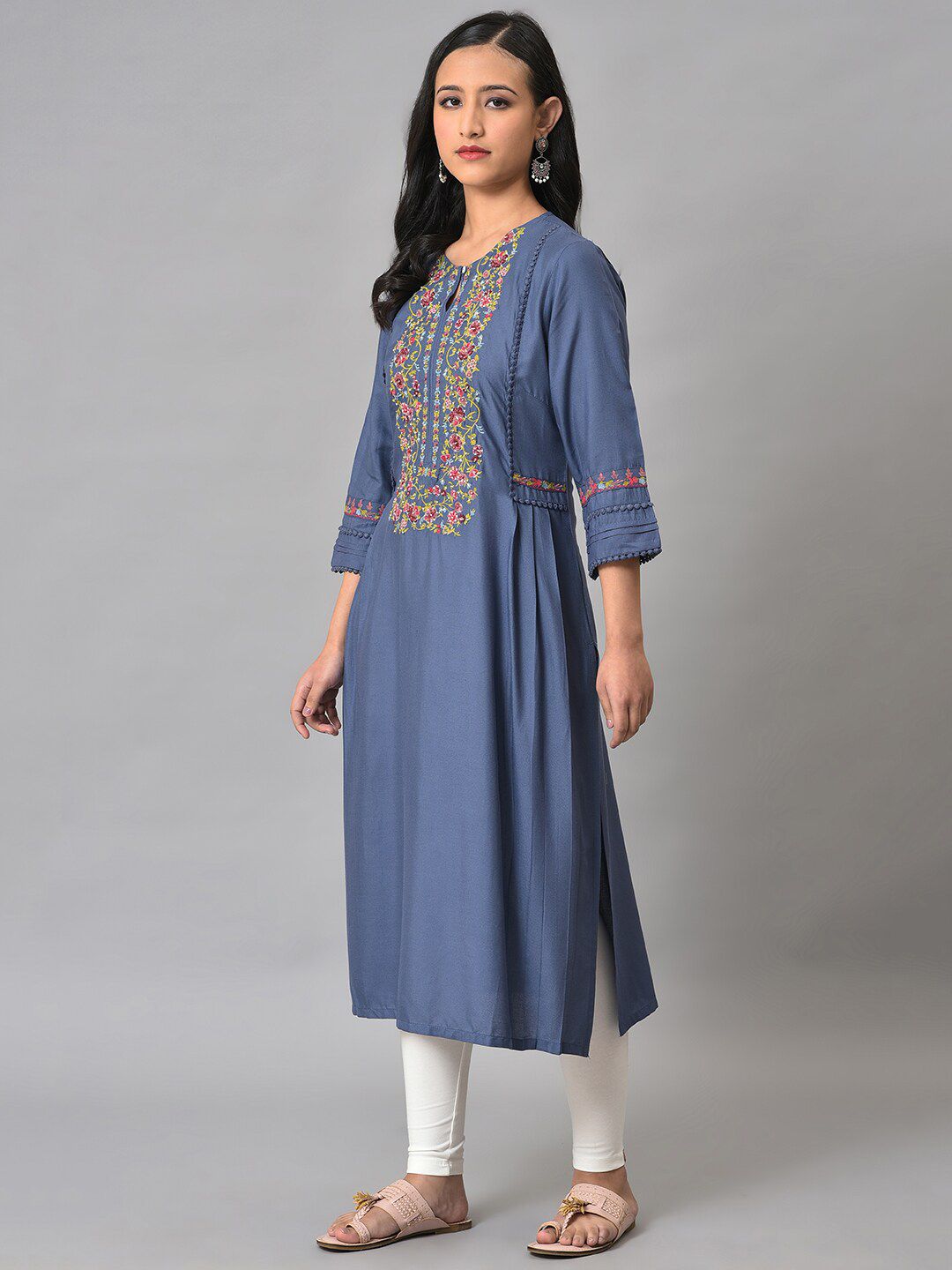 W Women Floral Yoke Design Keyhole Neck Thread Work Kurta