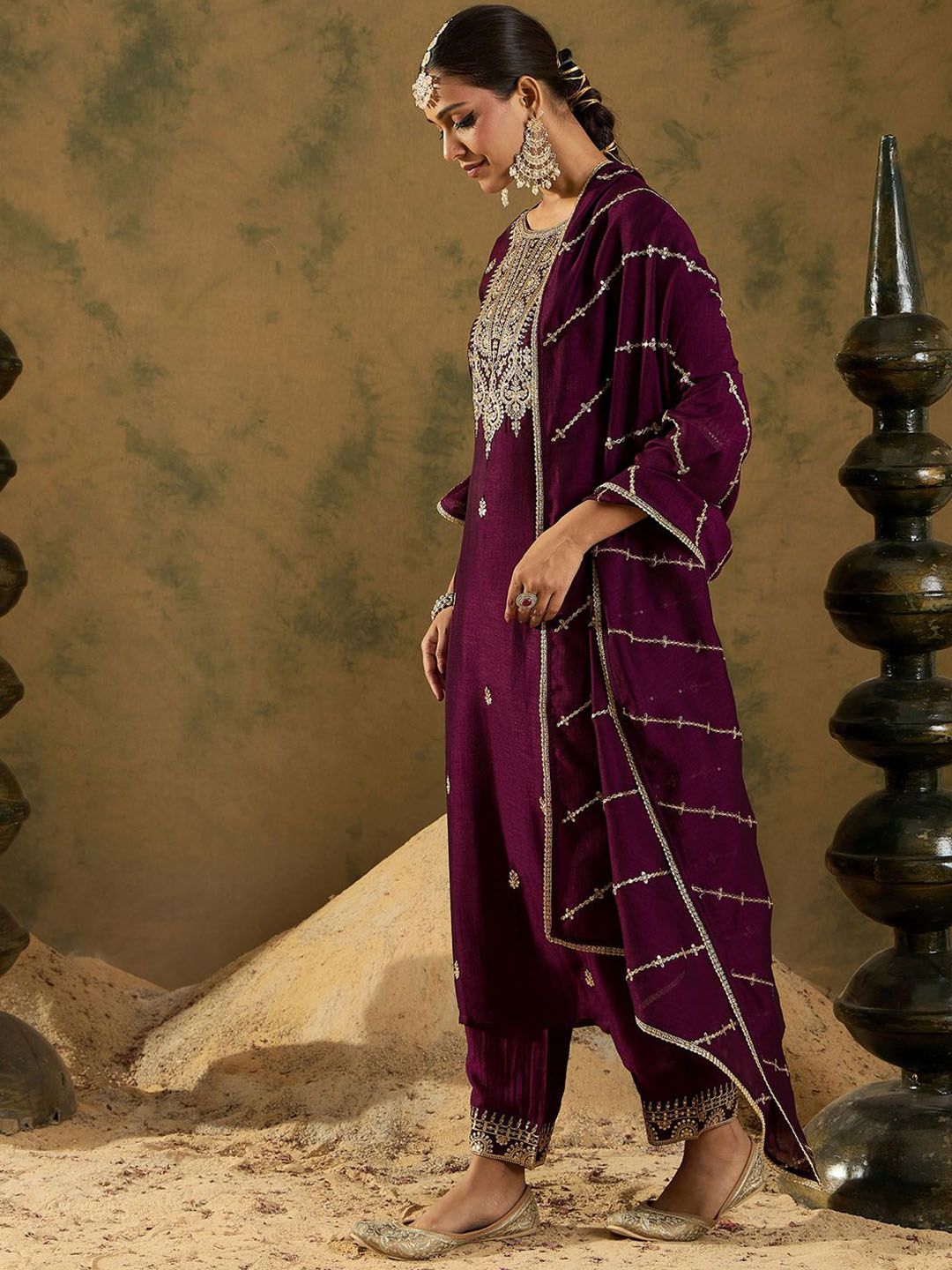 Indo Era Ethnic Floral Embroidered Zari Work Detail Regular Sleeves Round Neck Kurta Set