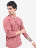 Highlander Men Henley Neck Popcorn berstruktur T-Shirt Fit Biasa