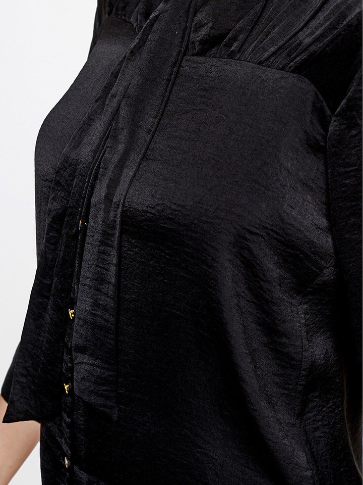 Dan baju hitam baju hitam tiga suku lengan atas