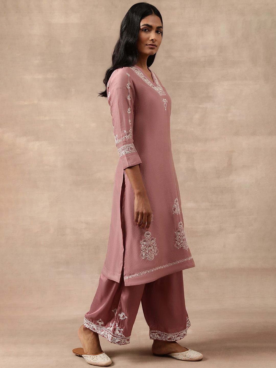 W The Folksong Collection Thread Work Embroidered Cotton Silk Straight Kurta