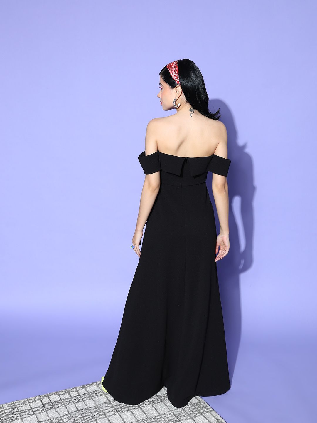Berrylush Women Classy Black Solid Elevated Gown