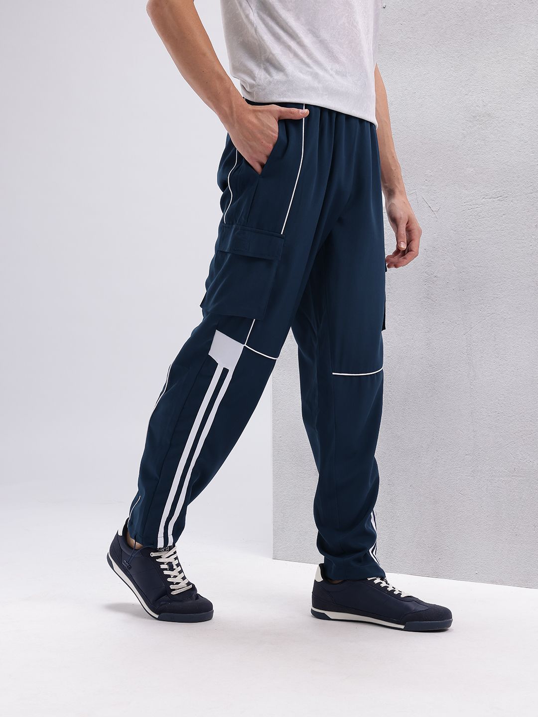HRX by Hrithik Roshan Men Lifestyle Contrast Piping Detail Cargo-Style Track pants