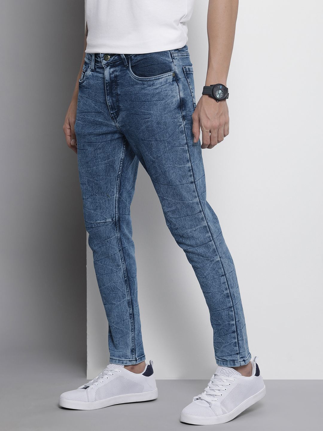 The Indian Garage Co Men Carrot Fit Light Fade Stretchable Jeans