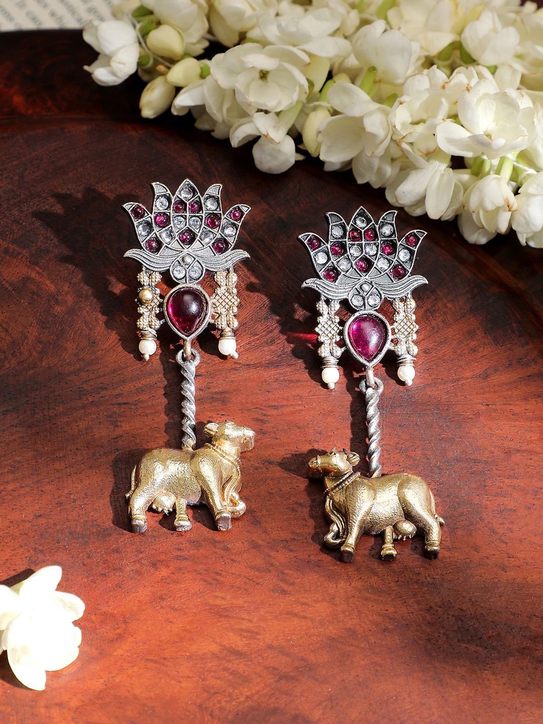 Rubans dwi-nada teroksida teroksida motif drop anting-anting dengan batu merah jambu dan pesona lembu emas