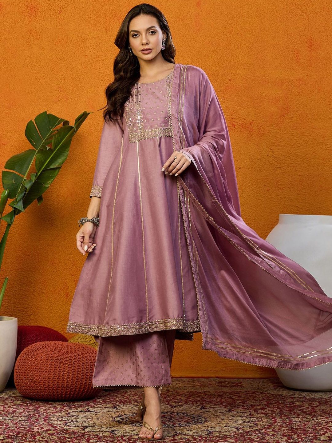 Kalini Floral bersulam biasa kurta dengan palazzos & dengan dupatta