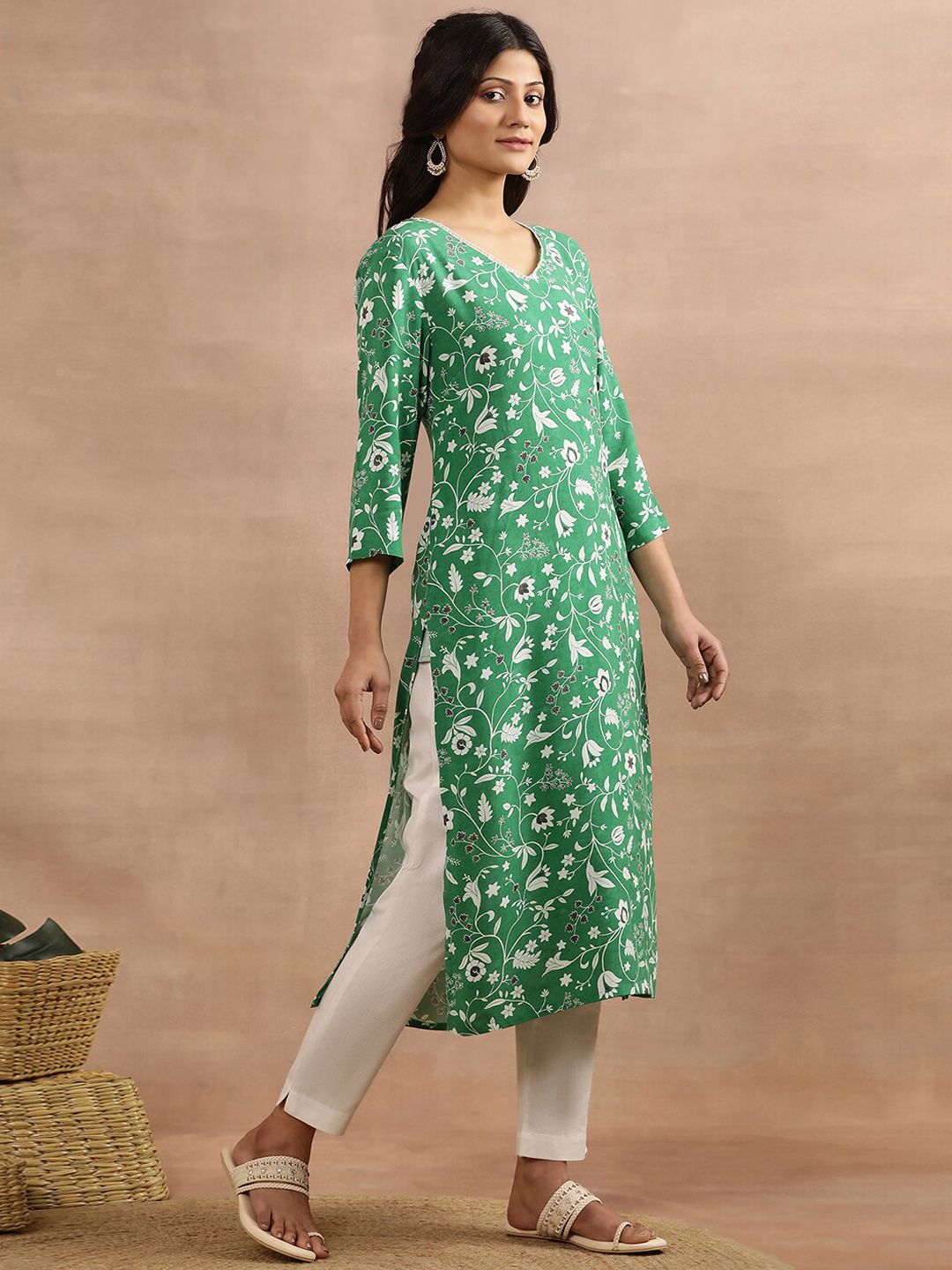 W Floral Printed V-Neck Straight Kurta