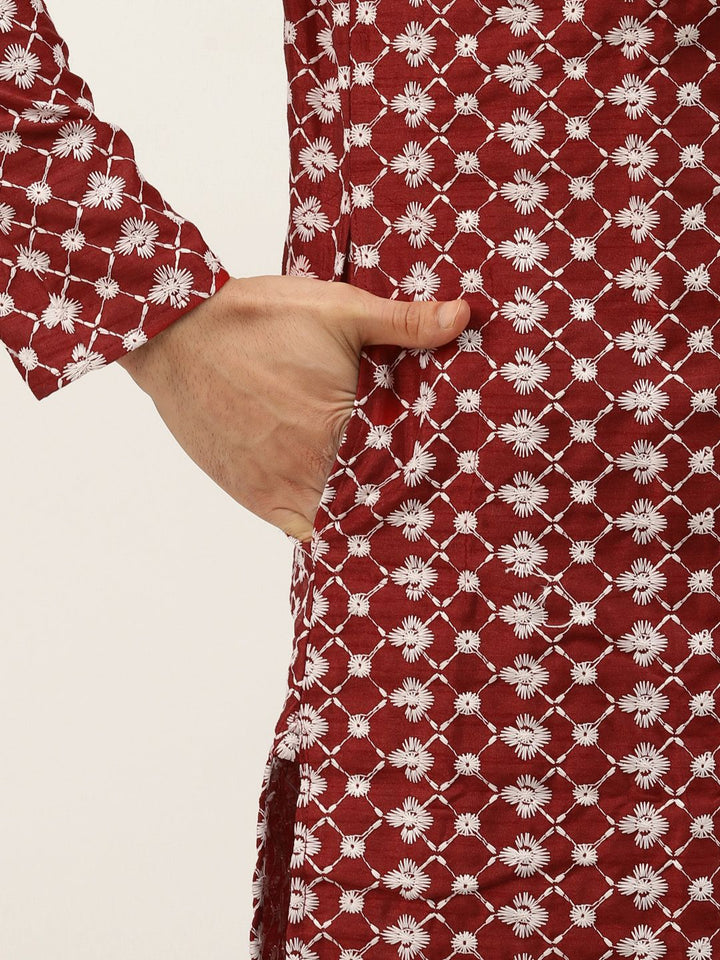 SOJANYA Men Maroon Chikankari Sulam Kurta dengan Jaket Churidar & Nehru