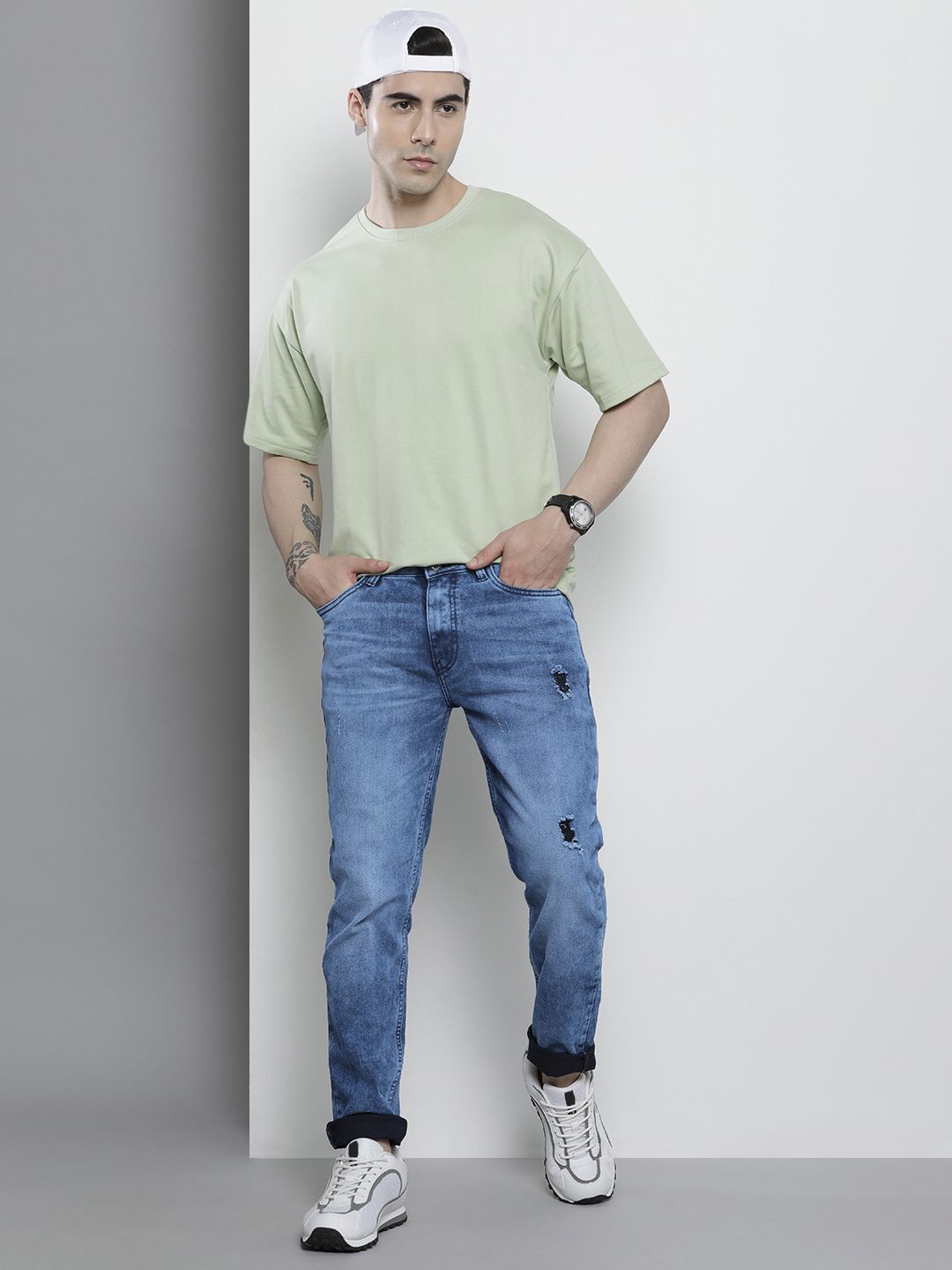 The Indian Garage Co Men Slim Fit Mildly Distressed Heavy Fade Stretchable Jeans