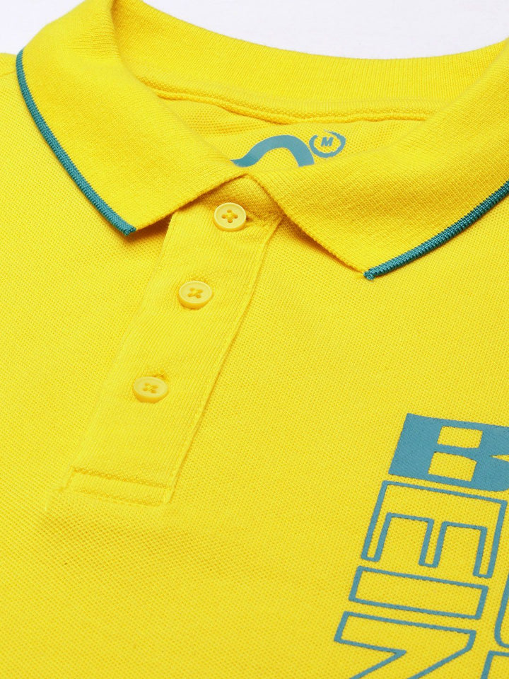 Menjadi T-shirt kolar polo berwarna kuning & biru manusia
