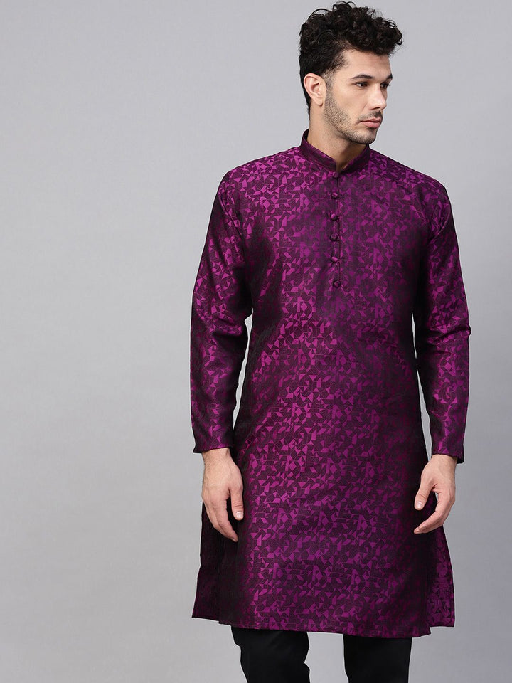SOJANYA Men Burgundy Woven Design Straight Kurta  Burgundy Woven Design Straight Kurta, mempunyai kolar mandarin, lengan panjang, straight labuh, dan belahan sisi Kurtas