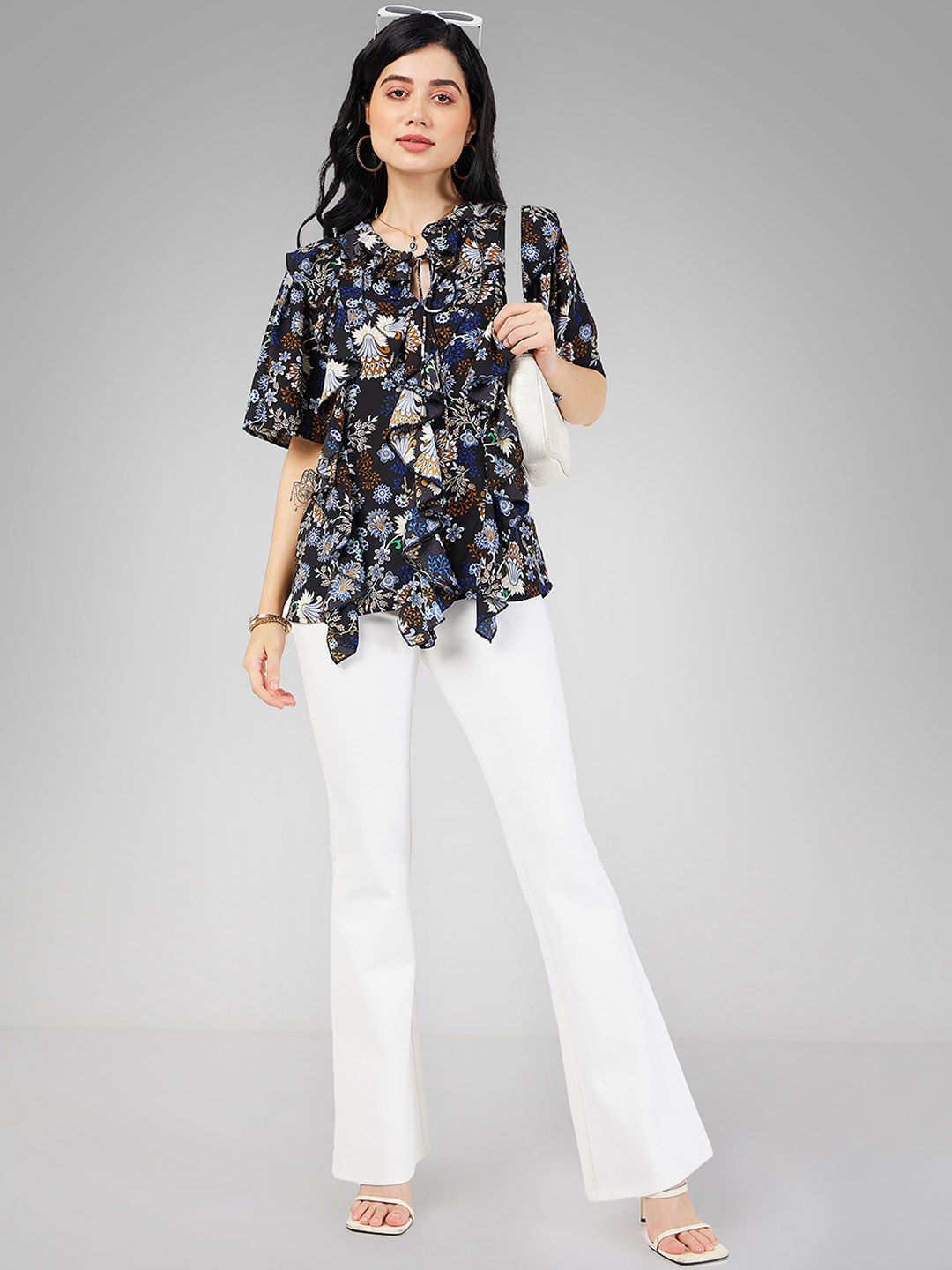 SASSAFRAS Women White Slim Fit Mid Rise Trousers