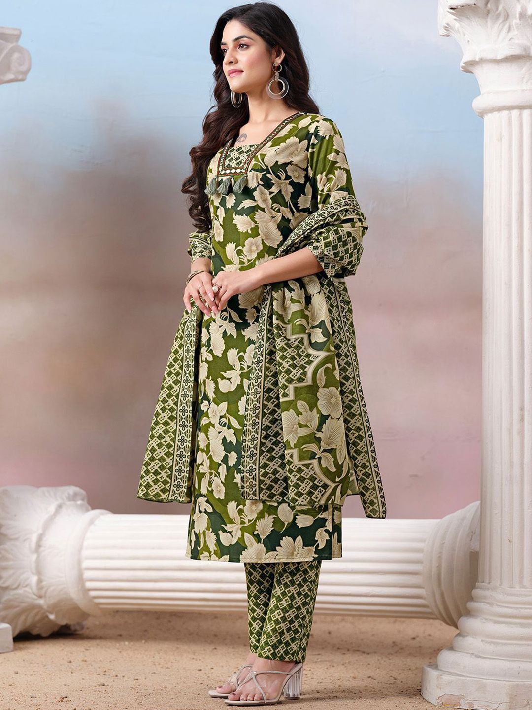 Varanga Women Floral Printed Regular Kurta with Trousers & With Dupatta