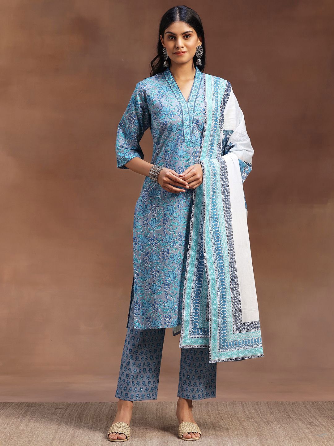 Libas biru & putih bercetak v-neck kurta kapas tulen dengan seluar & dupatta