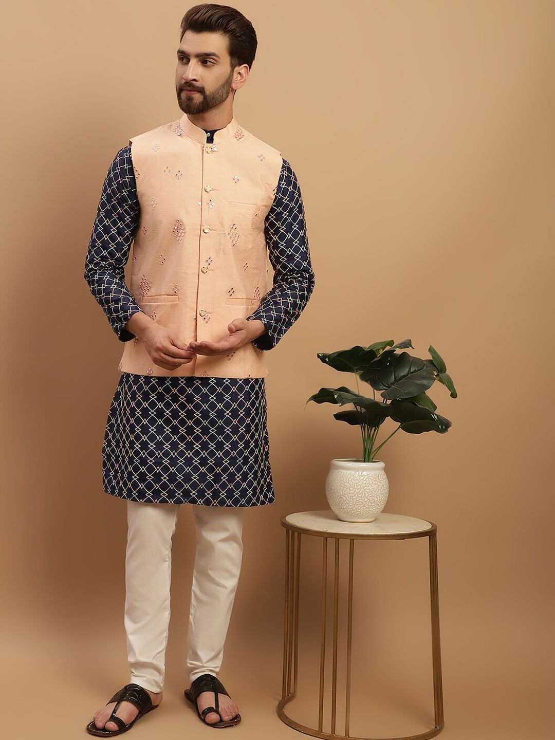 SOJANYA Kurta Biasa Bersulam Geometrik dengan Jaket Nehru Churidar & Dihiasi