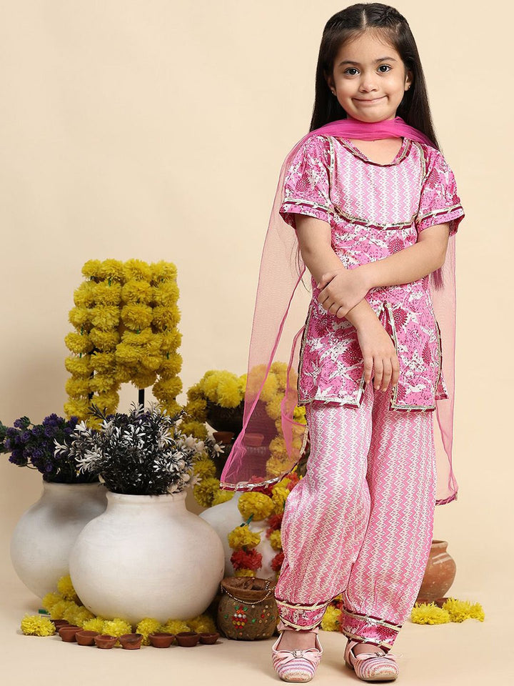 Cutiekins Girls Floral Printed Straight Kurta with Salwar & With Dupatta
