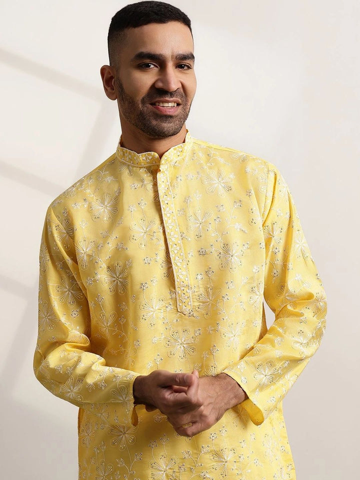 SOJANYA Men Embroidered Thread Work Kurta