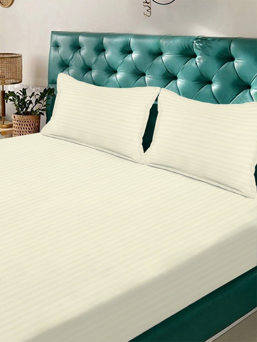 Myntra Elegant Homes Berwarna Krim & Berjalur Putih Cadar 300 TC King dengan 2 Sarung Bantal