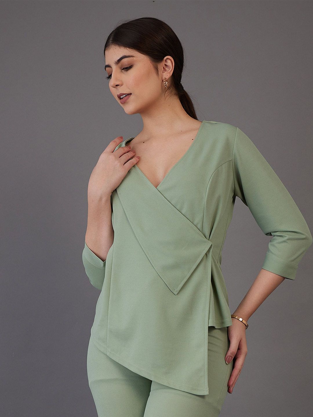 SASSAFRAS worklyf V-Neck Asymmetric Top