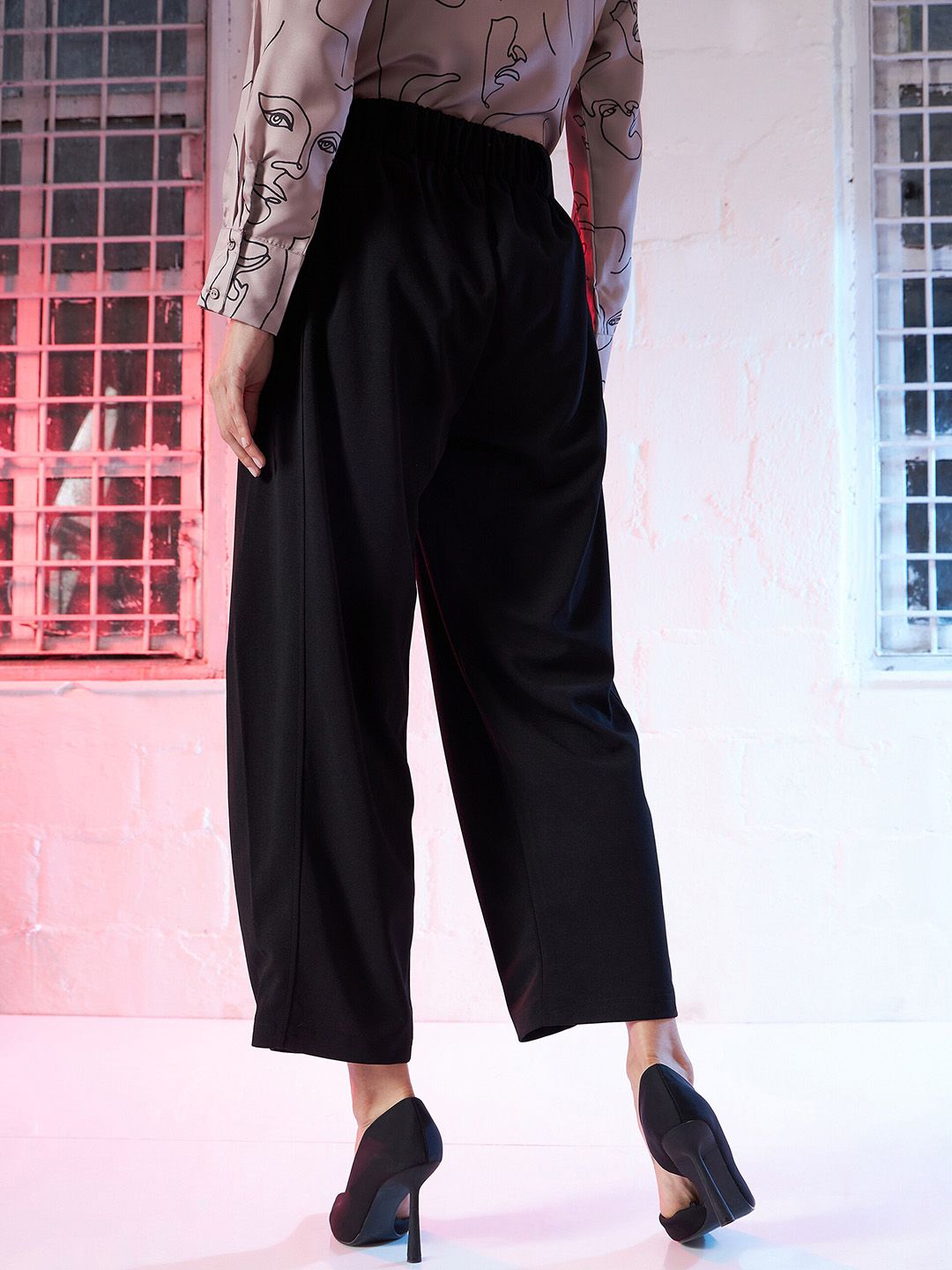 SASSAFRAS Women Black Mid-Rise Pleated Parallel Trousers