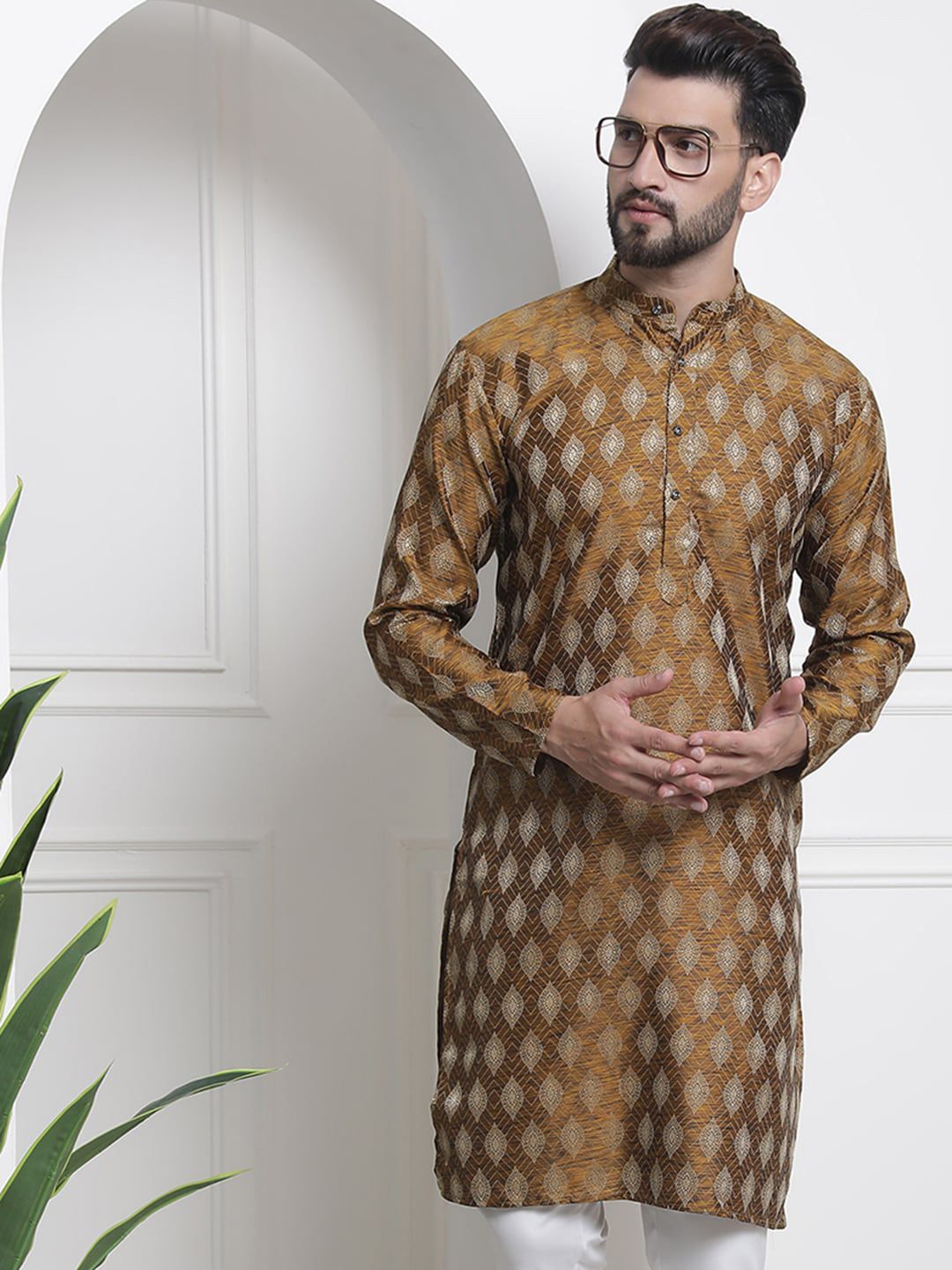 SOJANYA Mandarin Collar Zari Ethnic Motif Woven Deign Kurta