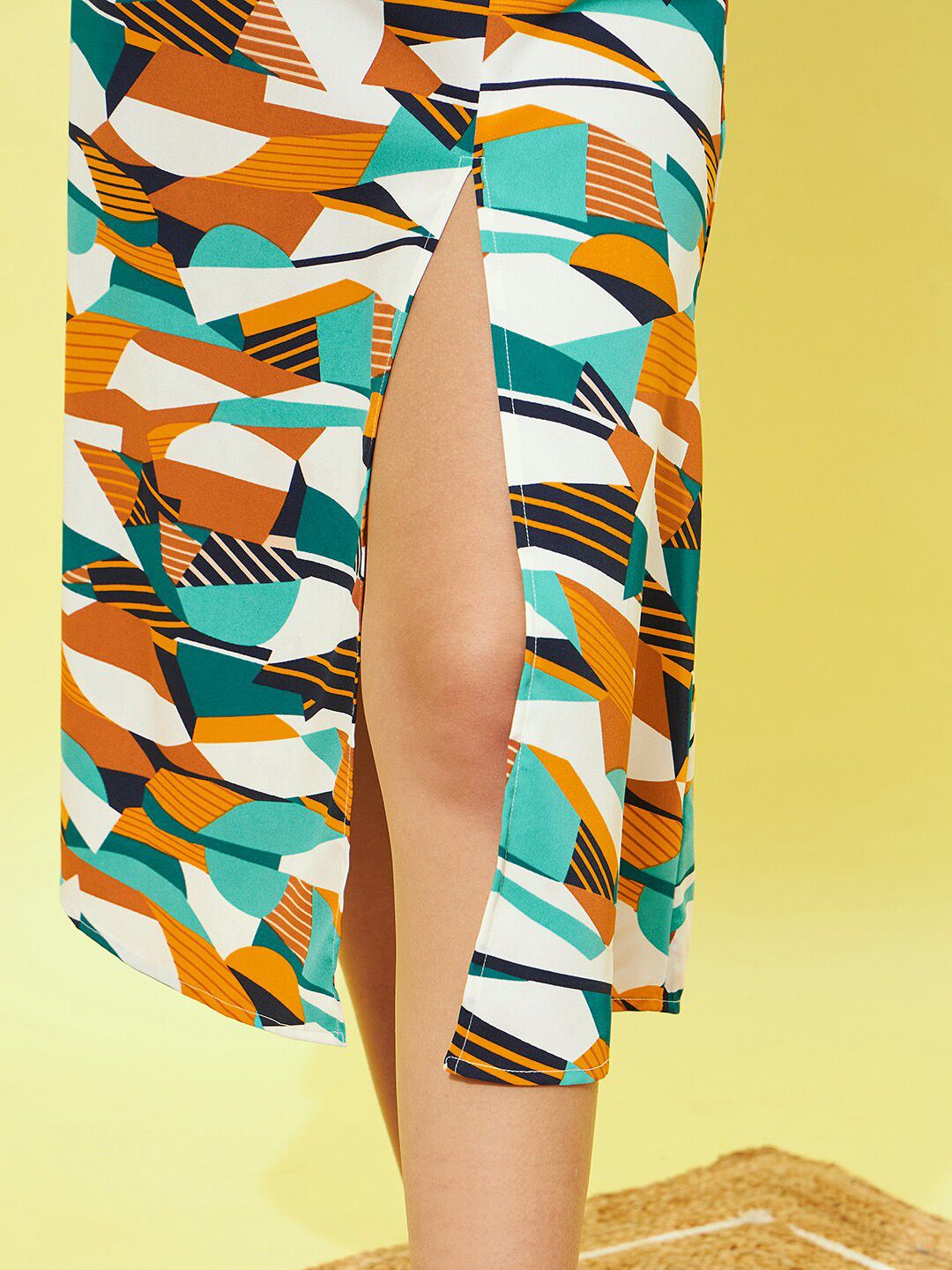 Berrylush Abstract Printed Side Slit A-Line Midi Skirt