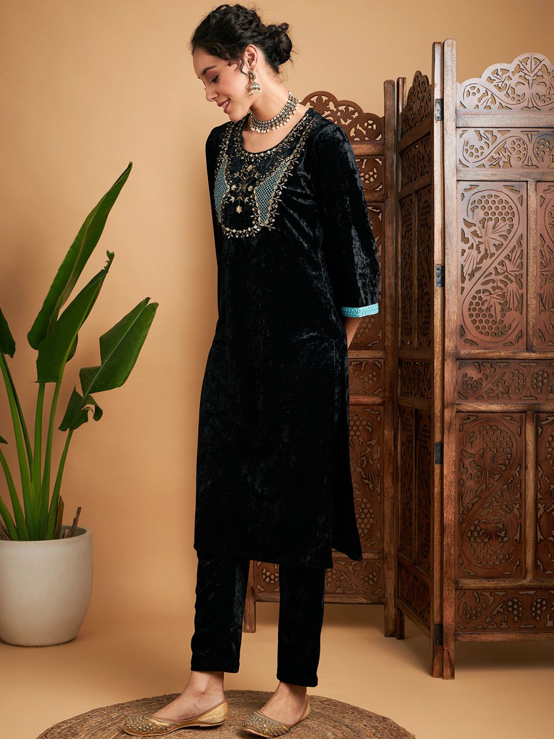 Shae by SASSAFRAS Black Ethnic Motifs Embroidered Zari Straight Velvet Kurta