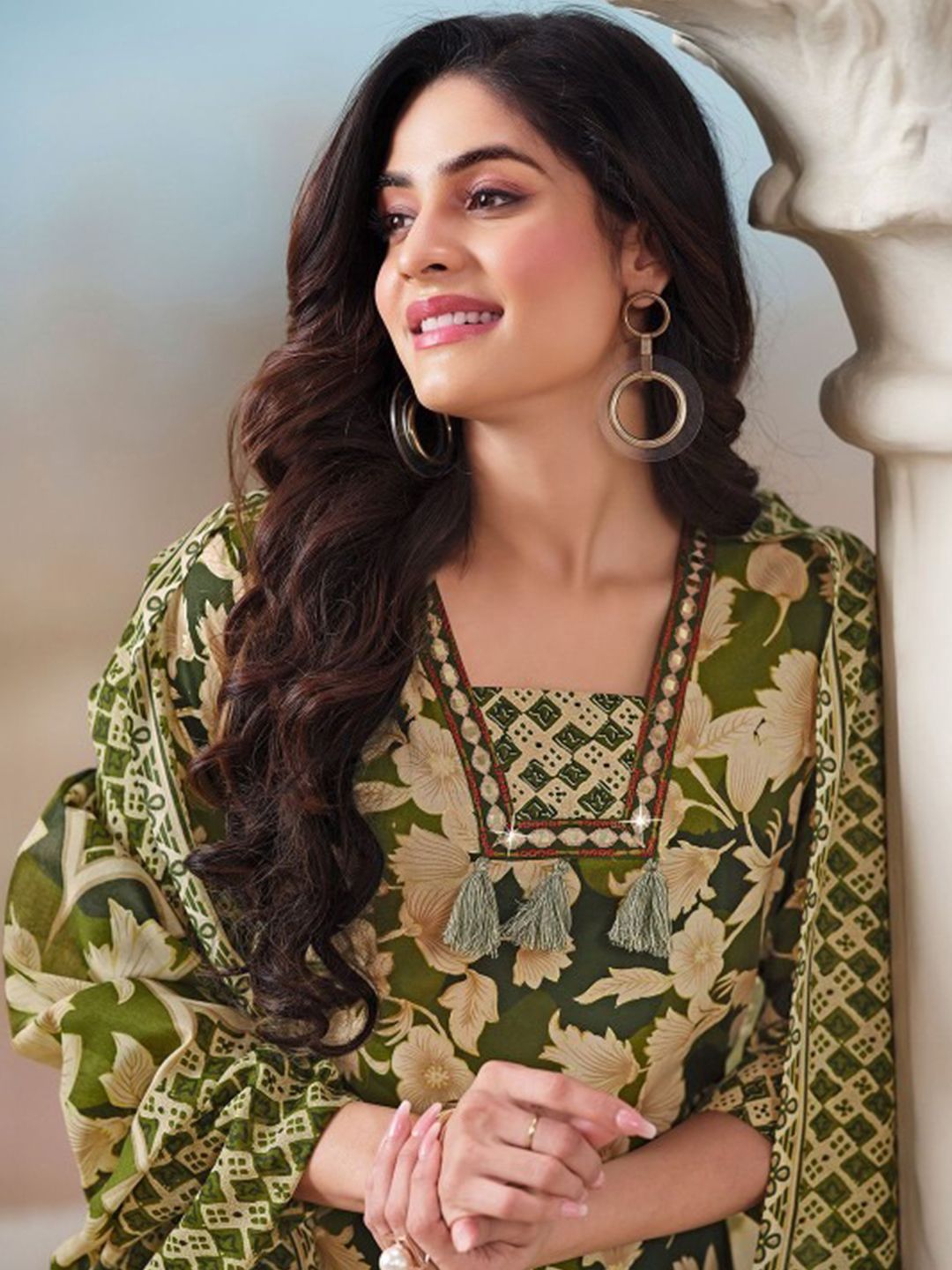 Varanga Women Floral Printed Regular Kurta with Trousers & With Dupatta