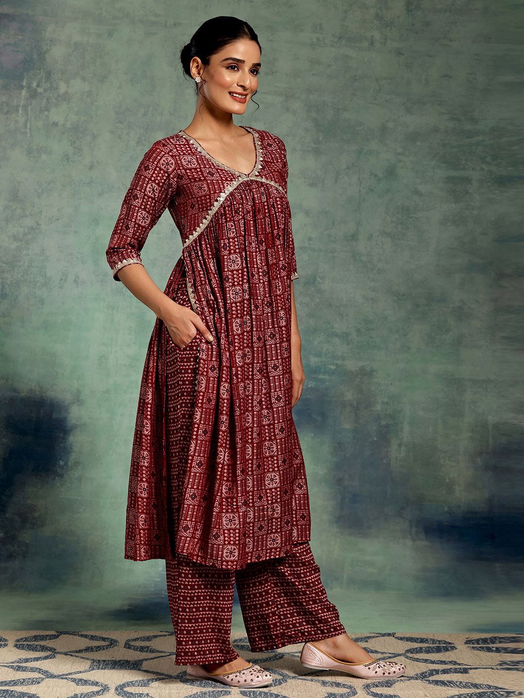 Empayar Bercetak Motif Etnik Libas Perlu Patti Kurta dengan Palazzos & Dengan Dupatta