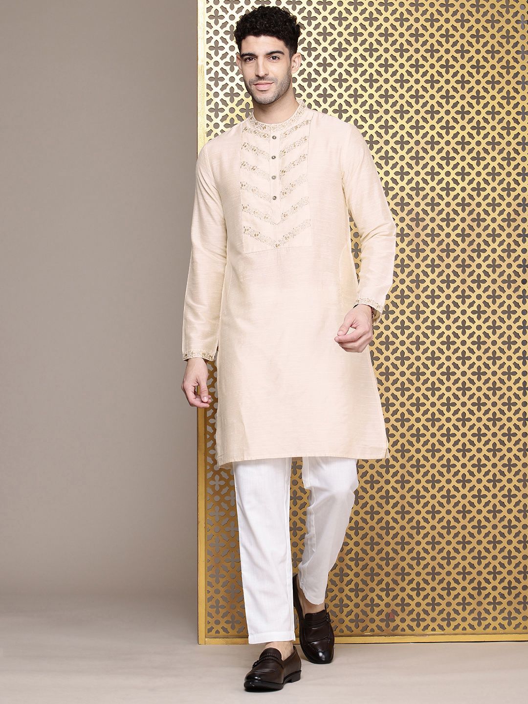 House of Pataudi Men Jashn Ethnic Motifs Yoke Design Zari work Kurta With Trousers
