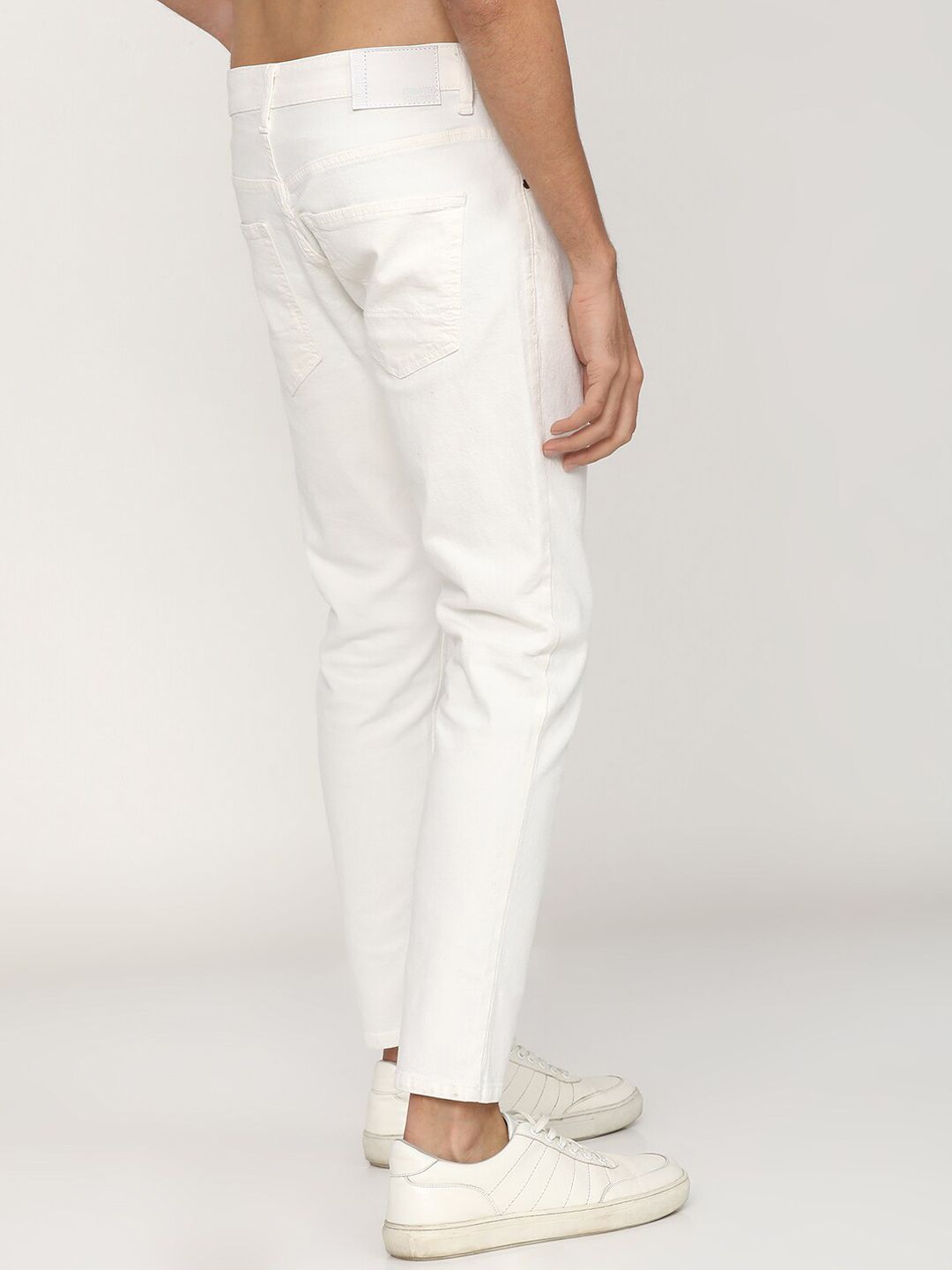 HIGHLANDER Men White Tapered Fit Mildly Distressed Stretchable Jeans