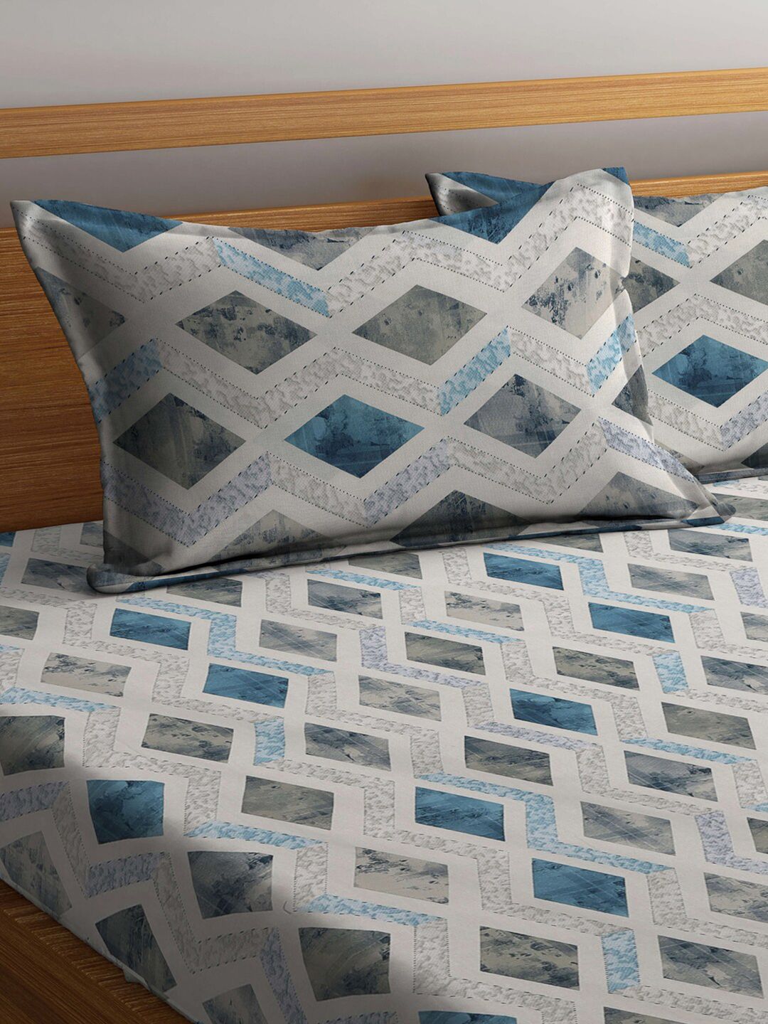 KLOTTHE White & Blue Geometric-Printed 130GSM Double King Bedsheet with 2 Pillow Covers