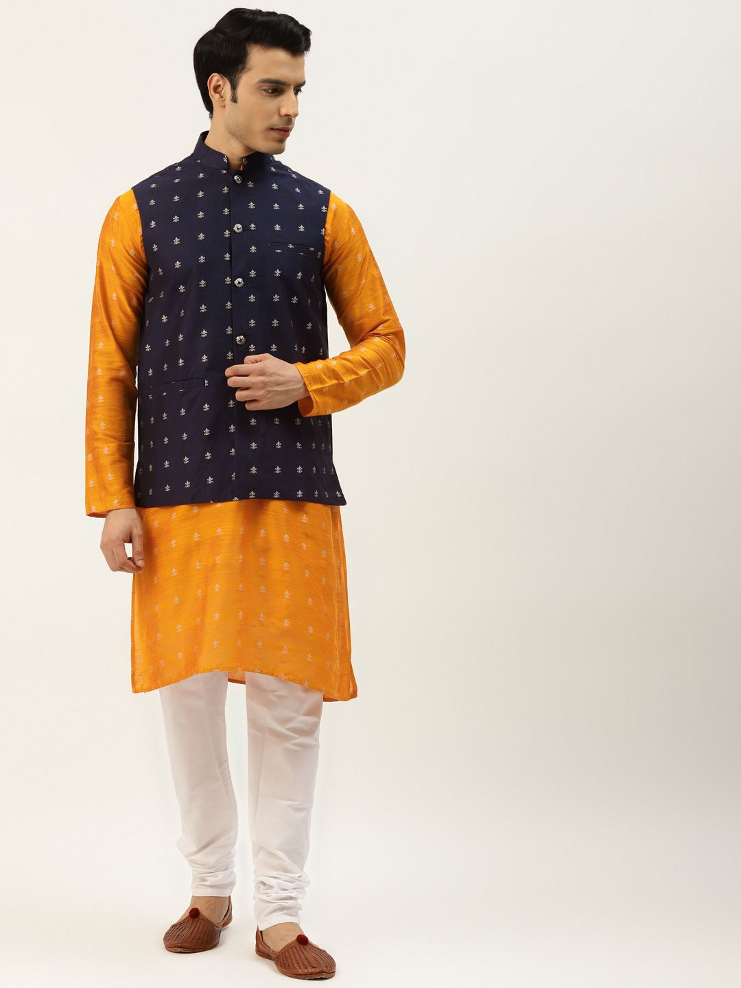 SOJANYA Kurta Motif Etnik Oren & Putih Putih dengan Jaket Churidar & Nehru