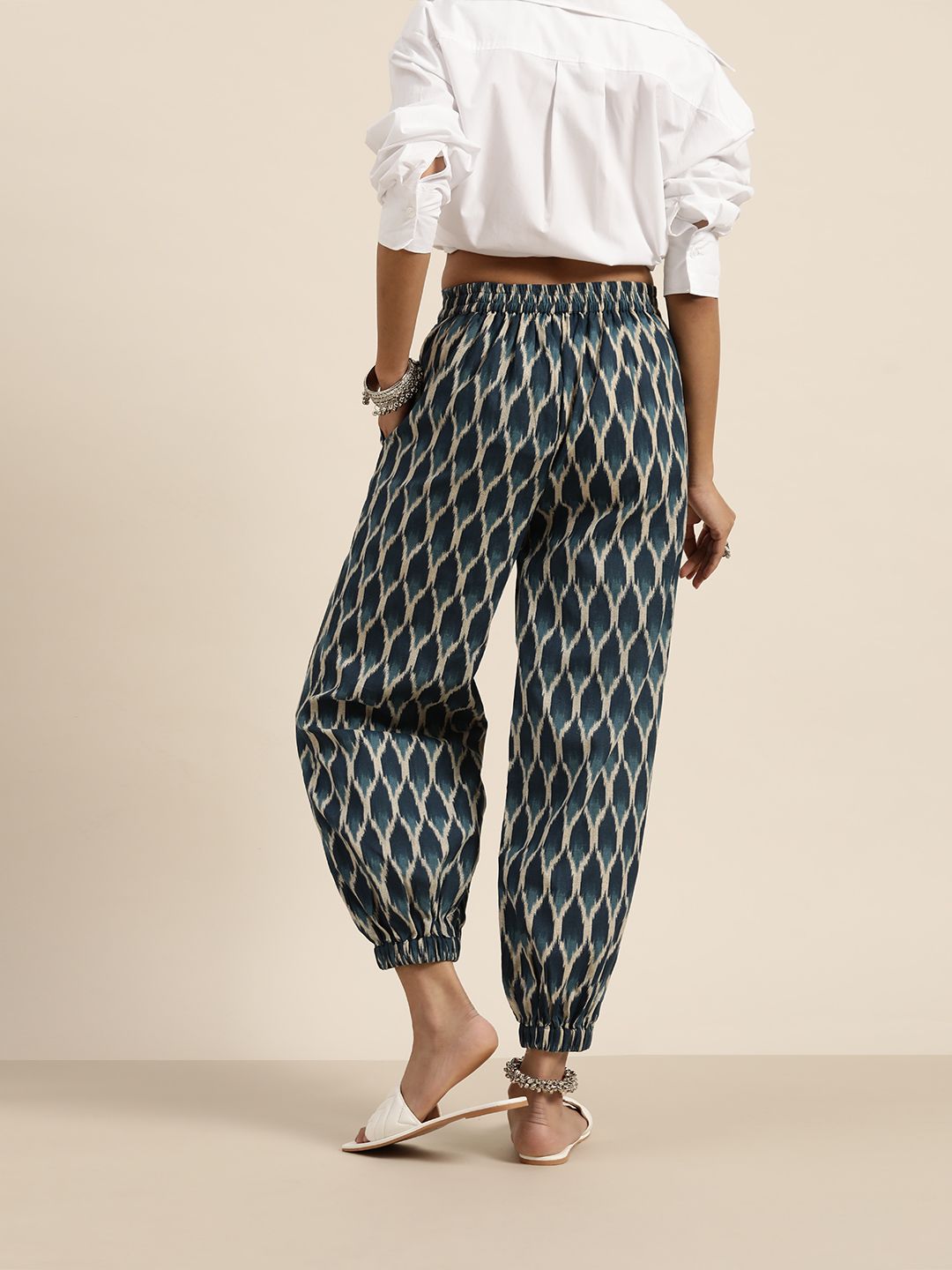 Shae by SASSAFRAS Women Blue & Cream-Coloured Regular Fit Ikat Printed Joggers