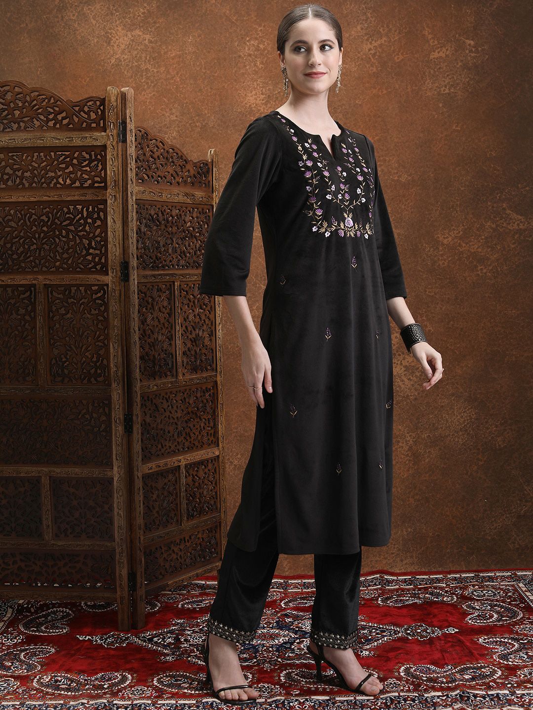 Vishudh Black Floral Embroidered Thread Work Straight Kurta