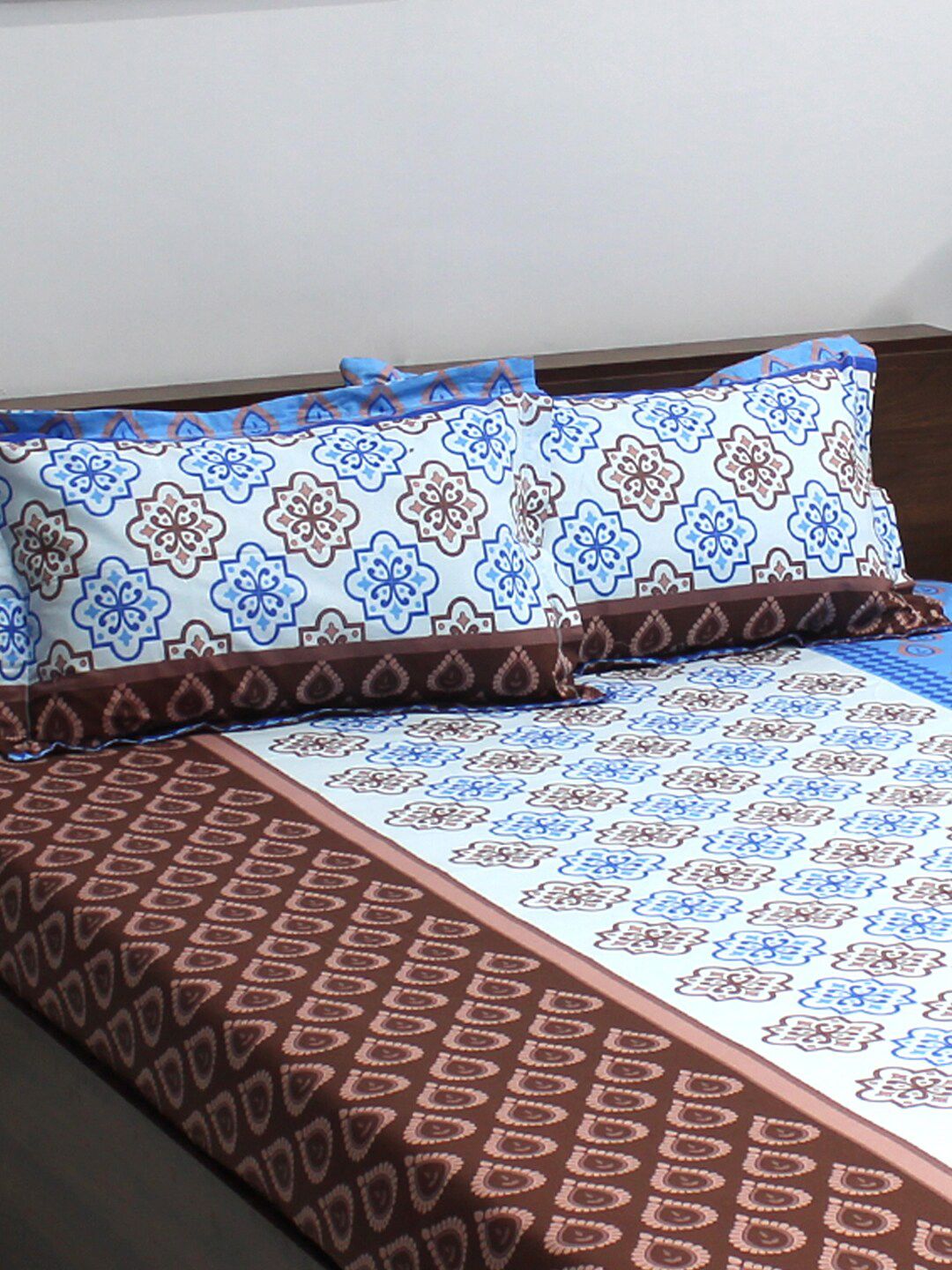 BOMBAY DYEING Blue & White Ethnic Motifs 110 TC Queen Bedsheet with 2 Pillow Covers