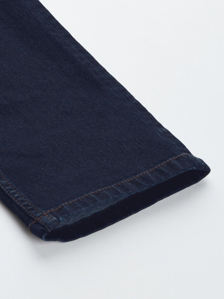 Menjadi lelaki manusia kurus sesuai pertengahan pertengahan kecemasan rendah pudar seluar jeans yang boleh diperbaharui