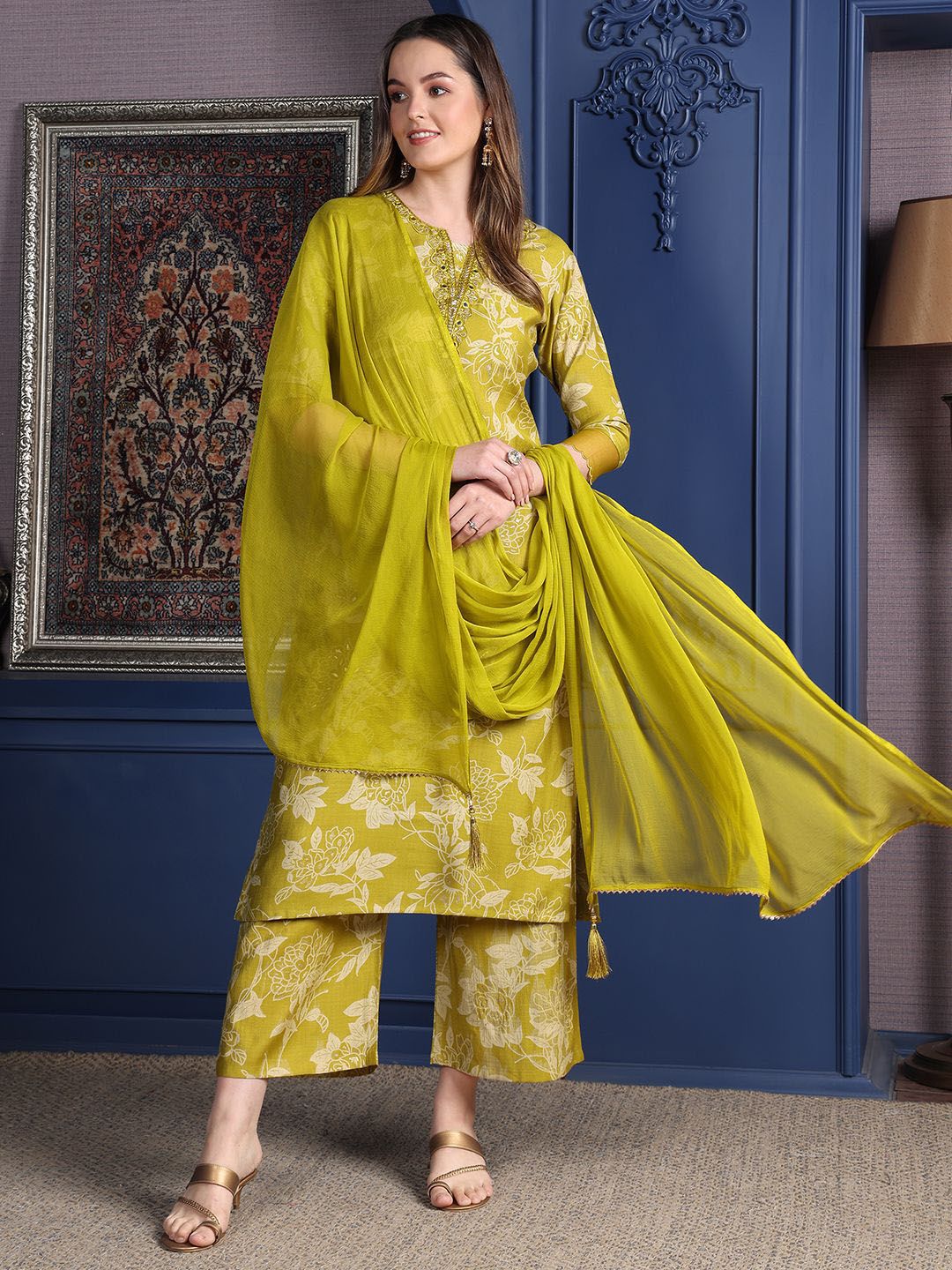Kalini Floral Printed Notch Mirror Work Kurta Lurus Dengan Palazzo & Dupatta