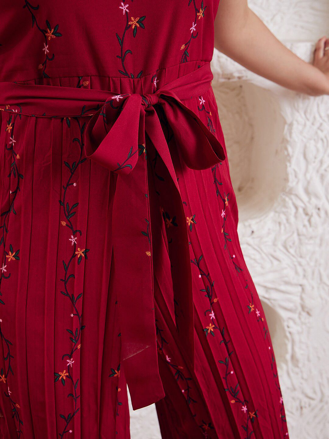 Berrylush Floral Printed Halter Neck Pleated Culotte Jumpsuit