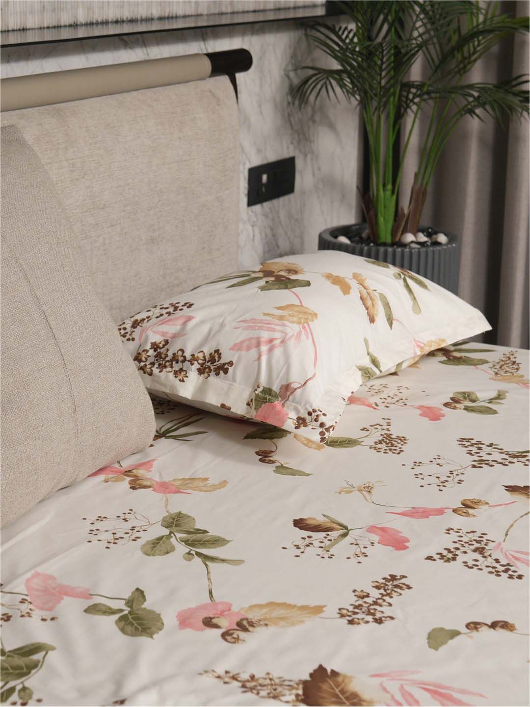URBAN SPACE White & Peach-Coloured Pure Cotton 200 TC Queen Bedsheet with 2 Pillow Covers