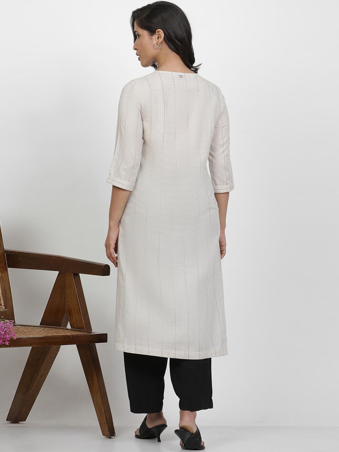 W Geometric Yoke Design Thread Work Kurta