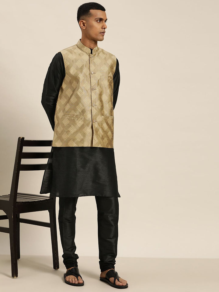 SOJANYA Men Black Kurta with Churidar